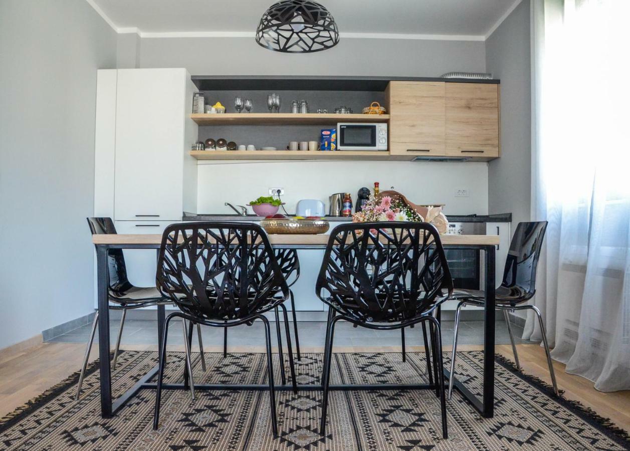 Premium-Designed Apartments Тиват Екстериор снимка